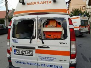 HALUCINANT! Ambulanţă din Sibiu, ATACATĂ de un "pacient" în timpul misiunii. Medicii sunt în STARE DE ŞOC. "Rușine acestor animale!"