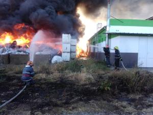 Incendiu uriaș în Prahova. Intervin peste 40 de pompieri cu 9 mașini de intervenție