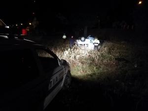 Accident cu 4 victime la Vicovu de Sus. Un tânăr şofer a ieşit de pe şosea, noaptea, şi a înfipt maşina într-un copac