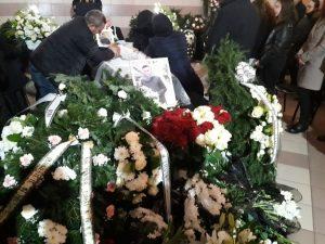 Plânsete fără oprire la priveghiul lui Andrei Pintican, tânărul care a murit zdrobit de un stâlp de beton, la Bistrița