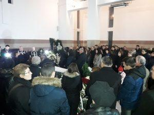 Plânsete fără oprire la priveghiul lui Andrei Pintican, tânărul care a murit zdrobit de un stâlp de beton, la Bistrița