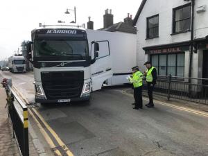 Un şofer român de TIR a închis mai multe ore o şosea naţională în Anglia. A surpat un zid şi a rămas blocat în intersecţie (video)