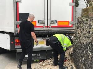 Un şofer român de TIR a închis mai multe ore o şosea naţională în Anglia. A surpat un zid şi a rămas blocat în intersecţie (video)