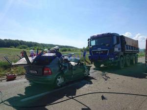 Accident cumplit la Botoşani. Opel spulberat de un camion, şoferul a murit pe loc