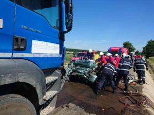 Accident cumplit la Botoşani. Opel spulberat de un camion, şoferul a murit pe loc