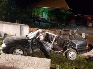 Un şofer de 19 ani a provocat un carnagiu la Românaşi, în Sălaj. O tânără de 19 ani şi fiica ei de doar un an şi 6 luni au murit pe loc. Alte trei victime sunt în stare gravă