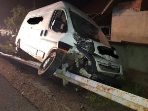 Un şofer de 19 ani a provocat un carnagiu la Românaşi, în Sălaj. O tânără de 19 ani şi fiica ei de doar un an şi 6 luni au murit pe loc. Alte trei victime sunt în stare gravă