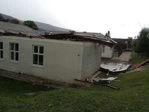 O tornadă a făcut prăpăd în Poiana Ţapului! A pus la pământ zeci de copaci şi a smuls acoperişul unei şcoli (Video)