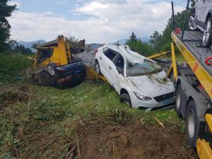 Accident spectaculos provocat de un tânăr şofer român de TIR. Camionul lui platformă, cu 5 maşini noi, a căzut 20 de metri de pe şosea