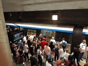 Bărbatul care a pulverizat cu spray în metrou, la Piața Unirii, e căutat de polițiști