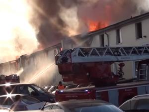 Reacția Ambasadei României la Praga după incendiul care a devastat un bloc în care locuiesc români, la Plzen (Video)