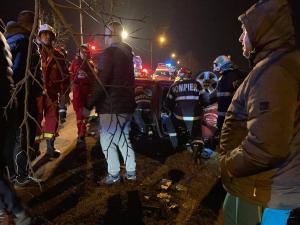 Un bărbat şi-a băgat soţia şi copiii de 7 şi 9 ani în spital, la Timişoara, zburând pe şosea