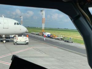 Un pasager şi-a făcut nevoile pe pista Aeroportului Otopeni, înainte de a se îmbarca în avion