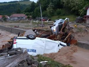 Prăpăd la inundații, în Alba. Viitura a distrus zeci de mașini