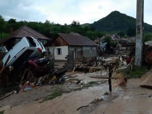 Prăpăd la inundații, în Alba. Viitura a distrus zeci de mașini