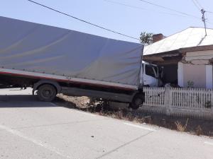 Un camionagiu a murit, după ce a lovit o maşină staţionată, apoi a parcat în sufrageria unei localnice din Brădeşti (Video)
