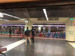 Un tânăr s-a aruncat în faţa metroului, în staţia Izvor din Capitală. Bărbatul a murit