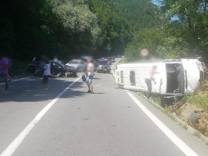 Accident cu 21 de victime pe Valea Oltului, după ce un microbuz s-a ciocnit cu o maşină. A fost activat Planul Roşu (Video)