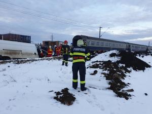 Dubă spulberată de tren, la Şcheia. O persoană a murit pe loc în impactul devastator
