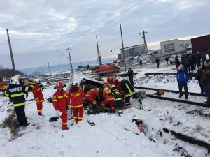 Dubă spulberată de tren, la Şcheia. O persoană a murit pe loc în impactul devastator
