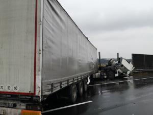Cabina TIR-ului unui şofer român, sărită de pe şasiu, pe o autostradă din Austria