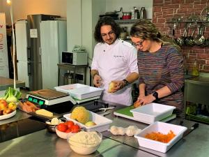 Curs de gătit cu chef Florin Dumitrescu, pentru câștigătorului aplicației Chefi la cuțite