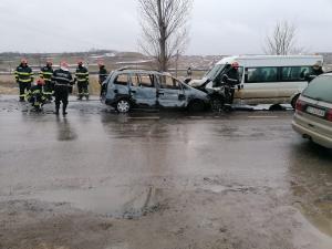 Un microbuz cu călători și o altă mașină s-au făcut praf, în Botoșani. Planul Roșu, activat