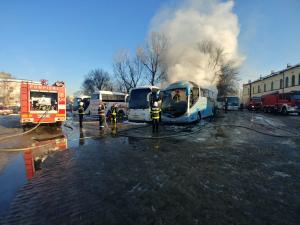 Un autocar arde la Autogara Filaret. Pompierii intervin pentru stingerea incendiului