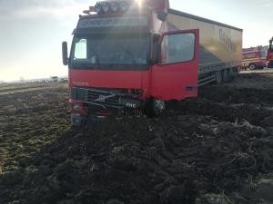 Un Hummer militar a scos de pe şosea un camion de 40 de tone, lângă Aiud, în Alba