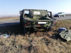 Un Hummer militar a scos de pe şosea un camion de 40 de tone, lângă Aiud, în Alba