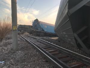 Un tren cu 37 de vagoane a deraiat în Olt. 15 dintre ele au sărit de pe șine (Video)