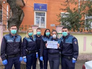 Polițiștii îi roagă pe oameni să nu mai iasă din case, ca să se ferească de coronavirus