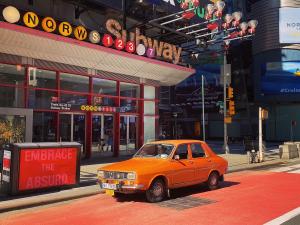 Imagini unice cu New York-ul pustiu văzut dintr-o Dacia 1300 fabricată acum 43 de ani