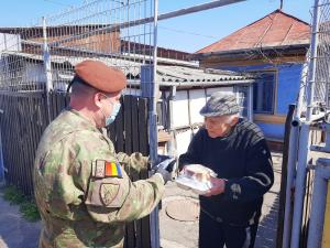 Primul prânz cald pentru veteranul de război Ion Bănică, de 99 de ani, de la decretarea stării de urgență. ”E mai rău ca în război. Civilii nu mureau cum mor acum”