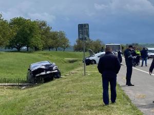 Logan cu radar pe el distrus de un Mercedes S pe cea mai rapidă șosea din Moldova
