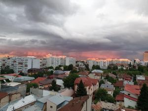 Imagini unice cu norii roz de furtună care au acoperit Bucureștiul luni seara