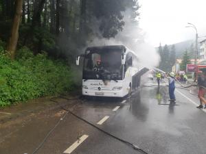 Autocar cu 46 de pasageri, făcut scrum la Azuga. Doi copii erau și ei în mașina cuprinsă de flăcări