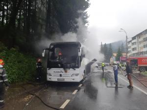Autocar cu 46 de pasageri, făcut scrum la Azuga. Doi copii erau și ei în mașina cuprinsă de flăcări