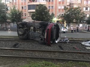 Șofer de 22 de ani mort după ce a rupt un stâlp de beton și s-a răsturnat cu microbuzul pe liniile de tramvai, în Arad (Foto)