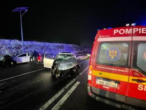 Accident violent cu trei maşini, în judeţul Suceava. Trei persoane au rămas încarcerate