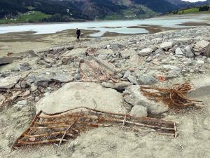 Ruinele unui sat scufundat de zeci de ani au apărut într-un lac din Italia, în timpul unor lucrări