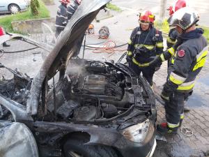 Cadavru carbonizat, descoperit într-un Mercedes care a luat foc într-o parcare din Arad. Victima nu a fost identificată