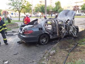 Cadavru carbonizat, descoperit într-un Mercedes care a luat foc într-o parcare din Arad. Victima nu a fost identificată