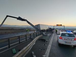 Accident grav pe Autostrada Sibiu-Orăștie. Șofer de TIR, mort după ce a acroșat glisiera mediană și a pătruns pe contrasens