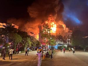 Cel puţin 10 morţi şi zeci de răniţi, după un incendiu izbucnit la un hotel cazinou din Cambodgia