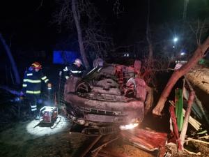 Un şofer de 23 de ani din Botoşani şi-a condus fratele spre moarte, după ce s-a urcat fără permis la volanul unui BMW. Alţi trei tineri, la spital