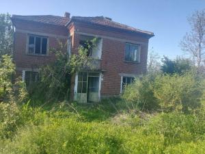 Bărbatul care a cumpărat cu 3.500 de euro o "casă de vis", pe litoralul bulgăresc. Acum trăieşte un coşmar, dar speră să dea lovitura: "Am acceptat pariul şi am de gând să joc mâna asta"