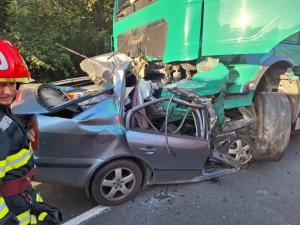 Accident mortal într-o localitate din Hunedoara: un şofer şi-a pierdut viaţa după ce a fost strivit de roţile unui TIR
