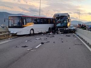 Accident grav pe centura Brașovului: Două persoane au fost rănite, printre care un copil, după ce un autobuz, un TIR și o mașină s-au ciocnit