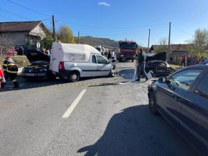 Accident cumplit într-o comună din Gorj. Patru maşini şi un TIR s-au ciocnit violent: 2 răniţi au ajuns la Urgenţe